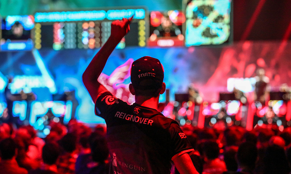 英雄联盟：FNC vs C9巅峰对决，Rekkles寒冰大招一箭定乾坤-电竞牛官网